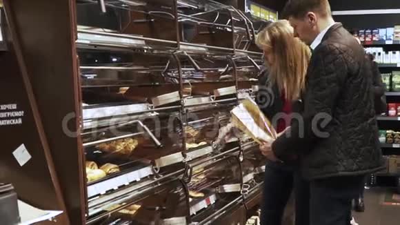 丈夫和妻子在超市买了一些面包店的产品视频的预览图