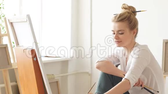 女人通过绘画表达自己的想法和感受视频的预览图