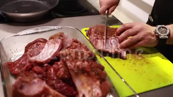 厨师在船上切肉肋眼生肉片食物大师级选择性聚焦视频的预览图