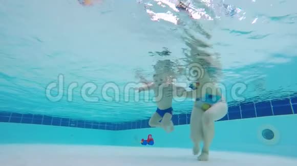 孩子在母亲的控制下水下潜水视频的预览图