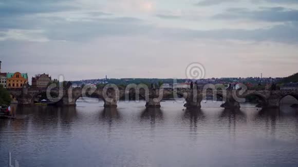 查尔斯桥晚上在水中反射总计划捷克共和国布拉格视频的预览图