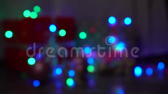 放大模糊的圣诞闪烁花环灯视频的预览图