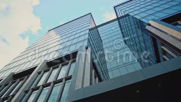 在一个大城市的玻璃现代化商务中心的万宝盘拍摄视频的预览图