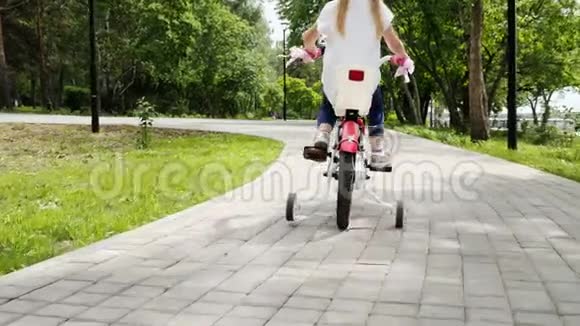 一个金发女孩在户外骑自行车视频的预览图