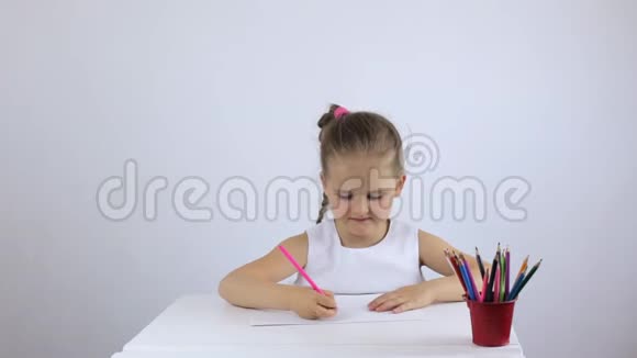 女孩学龄前儿童用铅笔书写和画画视频的预览图