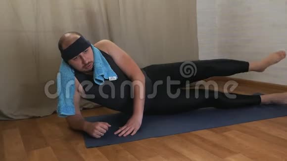 运动男子练习瑜伽运动健美有趣的运动概念视频的预览图