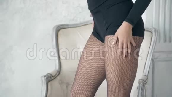 女人手触摸腿视频的预览图