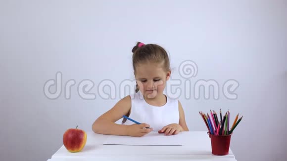 学龄前女孩坐在书桌前笑视频的预览图
