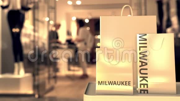 纸购物袋与密尔沃基标题与模糊的商店入口美国零售相关3D视频的预览图