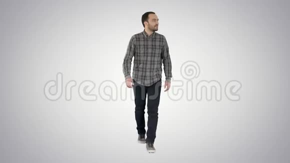 放松的休闲男子穿着牛仔裤和衬衫在渐变背景下向两边走去视频的预览图