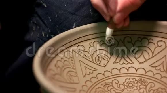陶工在泥碗上的手绘设计视频的预览图