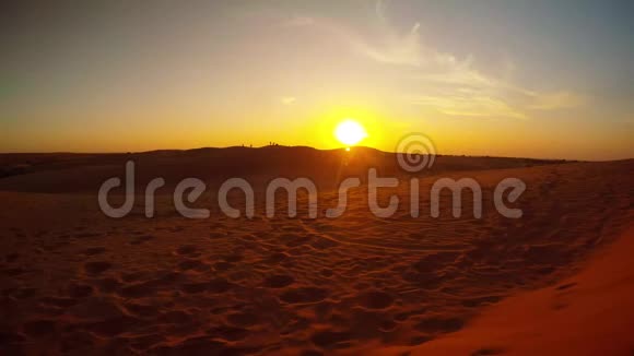 太阳触及沙丘沙漠视频的预览图