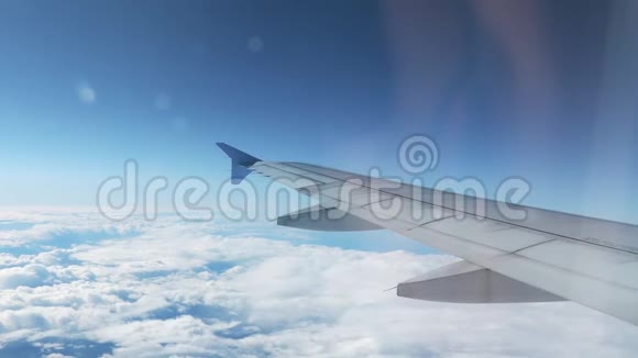 4k以蓝天为背景飞越云的飞机翼视频的预览图