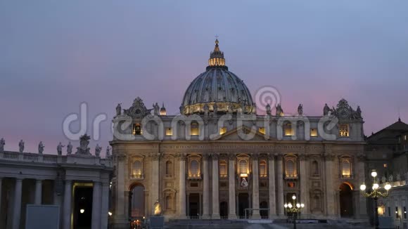 梵蒂冈圣彼得日落时的近景视频的预览图