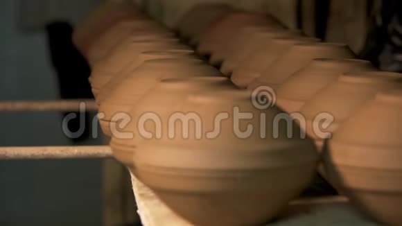 陶瓷车间木架上的陶瓷碗视频的预览图