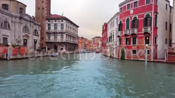 意大利威尼斯2019年5月运河街道十字路口房子被埋在水里在背景中一座桥视频的预览图