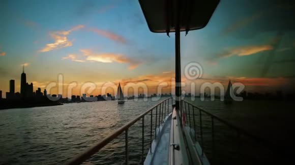 船上玻璃反射的城市视频的预览图