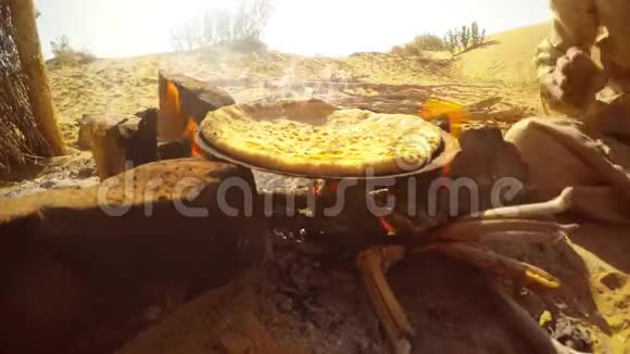 双手在沙丘沙漠TharRajasthan燃烧着Chapati印度面包视频的预览图
