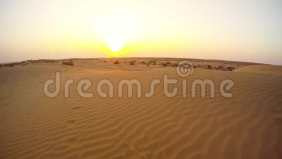 生长不良的沙丘日落沙漠视频的预览图