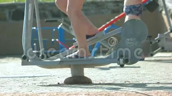 人在户外健身机上训练腿视频的预览图