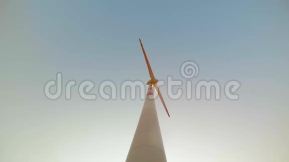 风力涡轮机开始在蓝天沙漠中转动视频的预览图