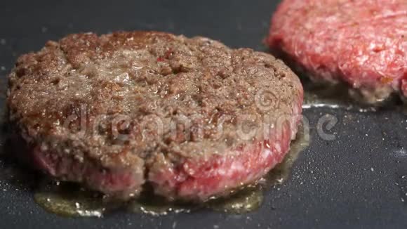 牛肉或猪肉肉用于烤架烹饪汉堡包关门视频的预览图