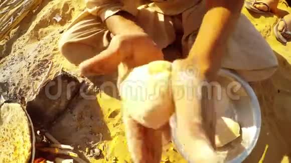 双手揉面团把查帕蒂印度面包放在火的沙漠上视频的预览图