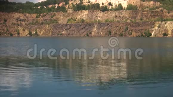 夏日采石场美丽的湖泊景观视频的预览图
