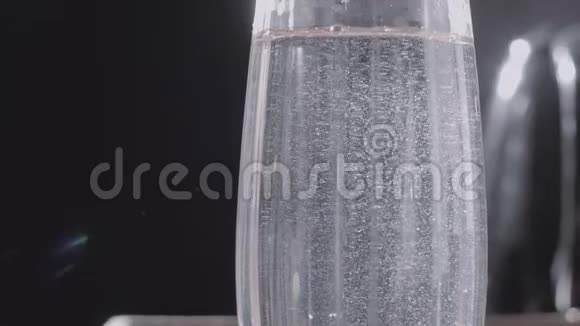 水中的柠檬汁视频的预览图