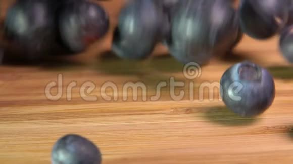 大蓝莓会掉落在木制的表面上反弹视频的预览图