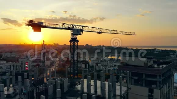 日落背景下建筑工地上的一台起重机视频的预览图