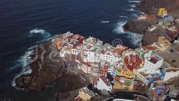 加那利群岛CaletadeArriba小村的鸟瞰图视频的预览图