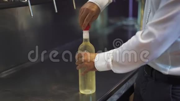 实时镜头的酒保关闭一个塑料瓶与啤酒里面视频的预览图