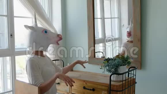 奇怪搞笑视频戴着独角兽面具的女人在卧室照镜子视频的预览图