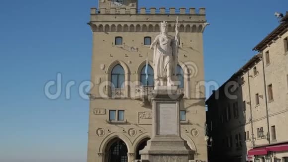 位于雕像后面的著名的宫殿Publico建筑视频的预览图