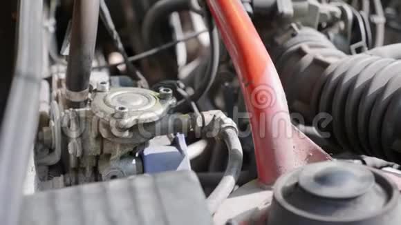 红ca机罩内燃气厂变速箱特写视频的预览图