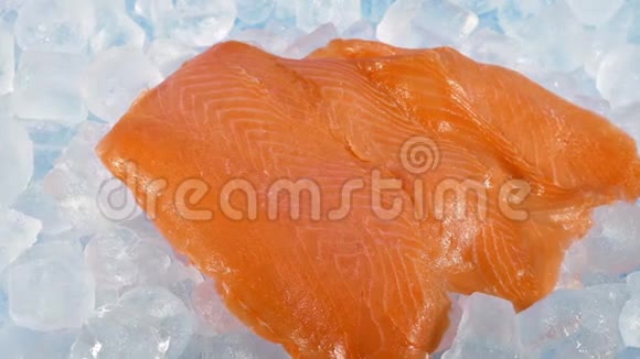 冰面上美味熏鲑鱼切视频的预览图