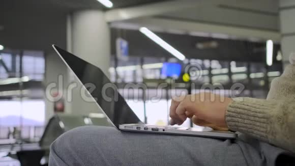 男子手在出发厅输入笔记本电脑视频的预览图