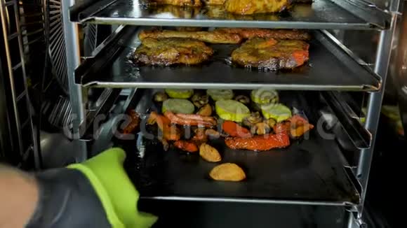 在蒸汽炉里做饭庆祝节日的停滞从肉中烤出来的土豆香肠视频的预览图