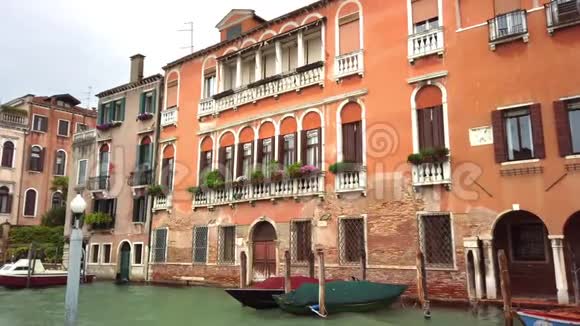 意大利威尼斯2019年5月典型的威尼斯街道房子就在水面上停泊在附近的船只很多绿色的视频的预览图