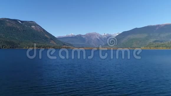 湖两片山坡框着雪山视频的预览图