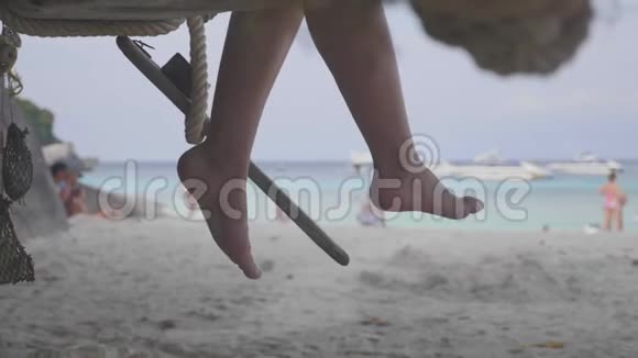 沙滩上的女人的脚视频的预览图