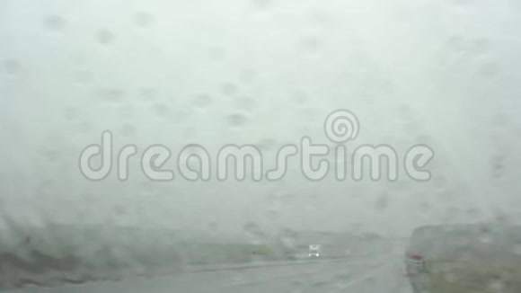 各种汽车在大雨下沿着潮湿的大路行驶视频的预览图