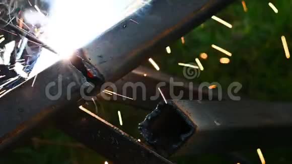 焊工用填充棒切割金属管视频的预览图
