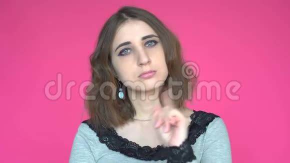 年轻的成年女人说不要摇动她的手指拒绝视频的预览图
