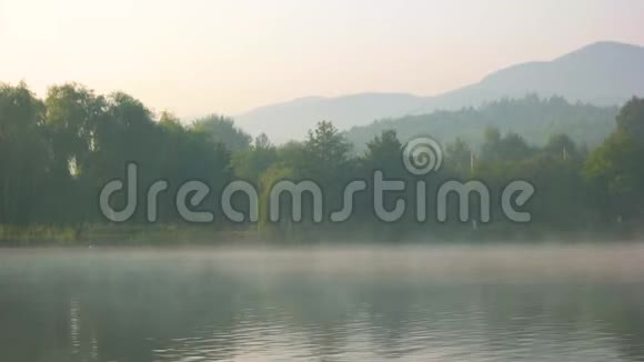 雾蒙蒙的早晨越过山湖视频的预览图
