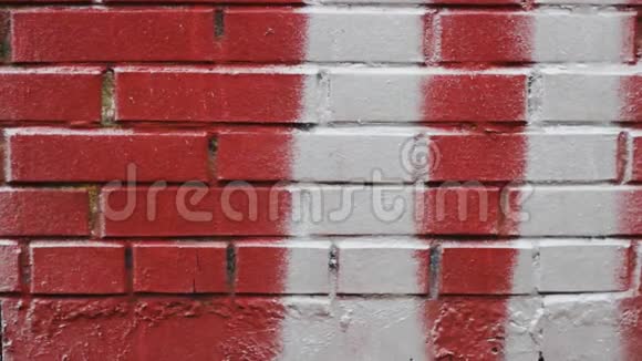 红砖墙上溅满白色油漆图案涂鸦纹理视频的预览图
