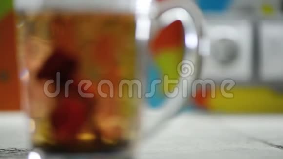 锡兰红茶混合在玻璃杯中视频的预览图