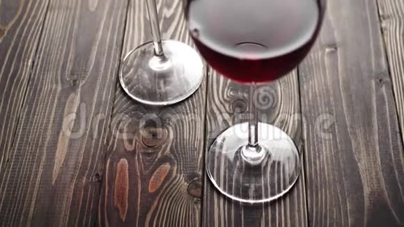 豪华红酒两杯带酒的酒杯由桌上美味的红葡萄制成镜头向上移动慢动作顶部视图视频的预览图