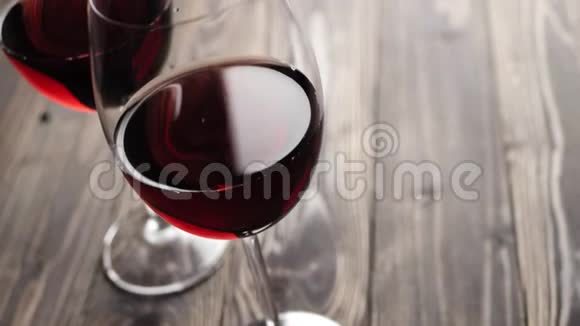 豪华红酒两杯带酒的酒杯由桌上美味的红葡萄制成相机向左移动慢动作视频的预览图